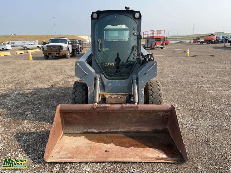 2011-deere-318d-image-9