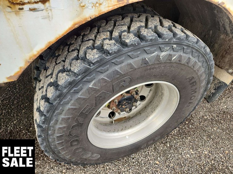 2013-freightliner-m2-106-image-14