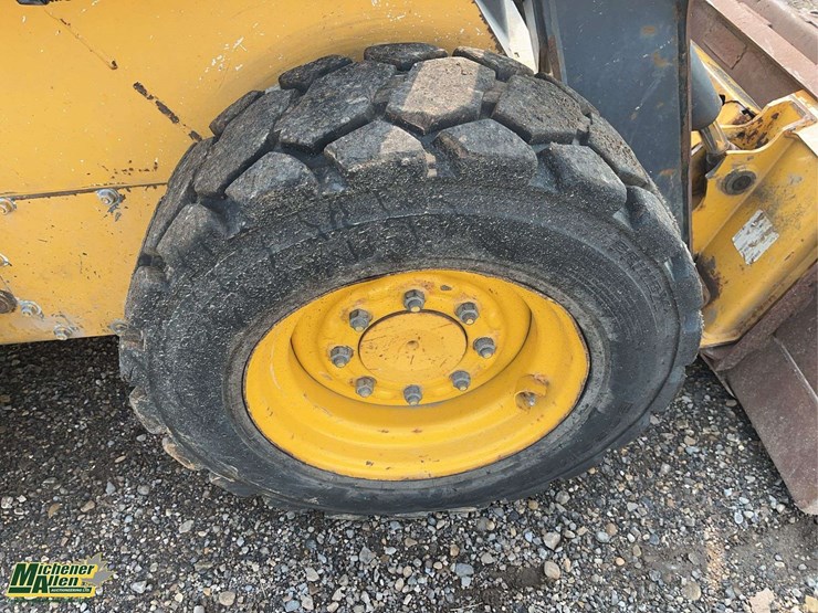 2011-deere-318d-image-13