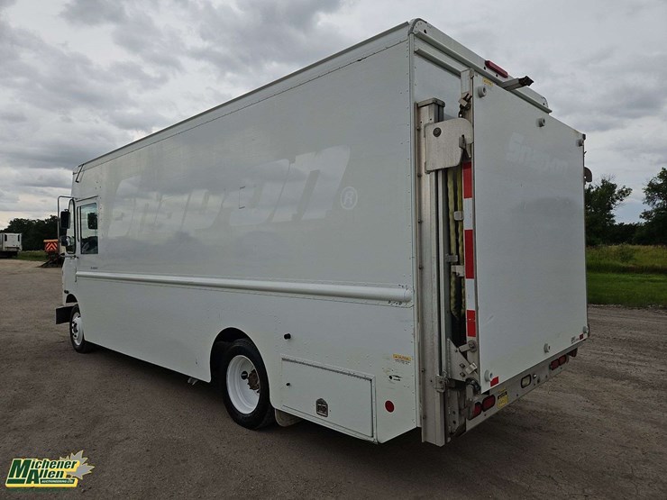 2016-freightliner-mt45-image-3