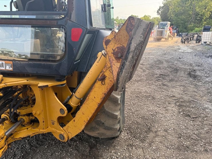 2024-deere-310e-image-15