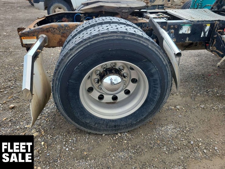 2007-freightliner-m2-106-image-12