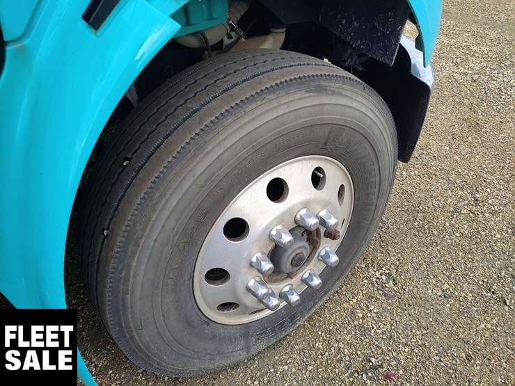 2012-freightliner-m2-106-image-24
