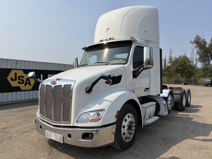 2020-peterbilt-579-image-1