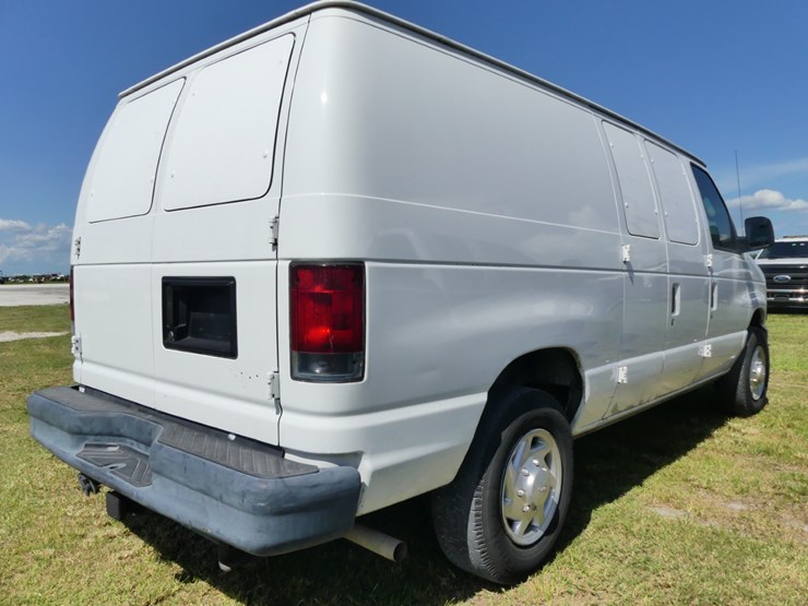 2010-ford-e250-image-3