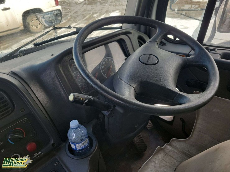 2015-freightliner-m2-106-image-16