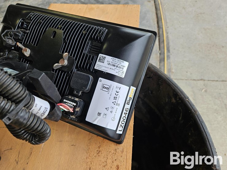 2023-john-deere-g5-plus-universal-display-image-12