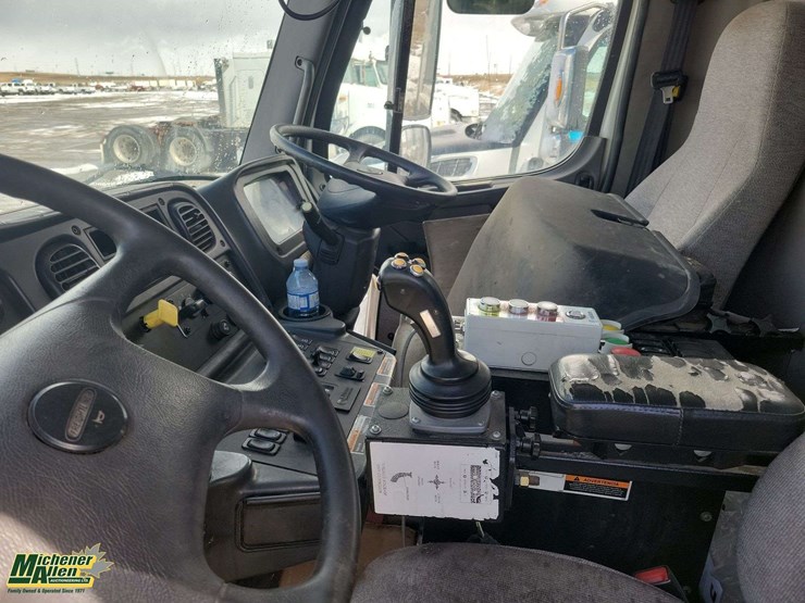 2015-freightliner-m2-106-image-10