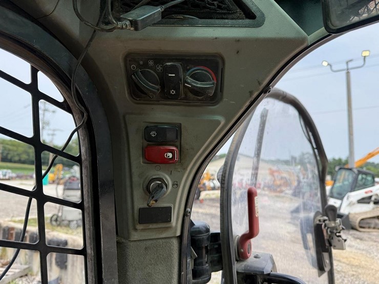 2021-caterpillar-299d3-image-25