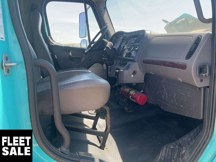 2012-freightliner-m2-106-image-19