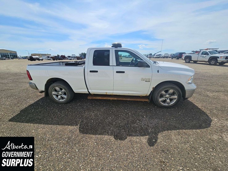 2019-ram-1500-classic-image-32