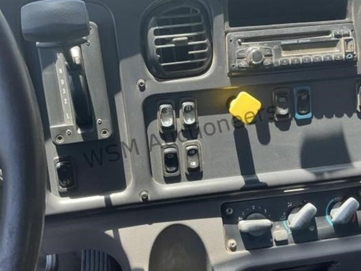 2013-freightliner-m2-106-image-22