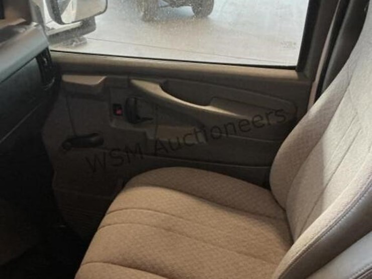 2013-chevrolet-express-3500-image-21