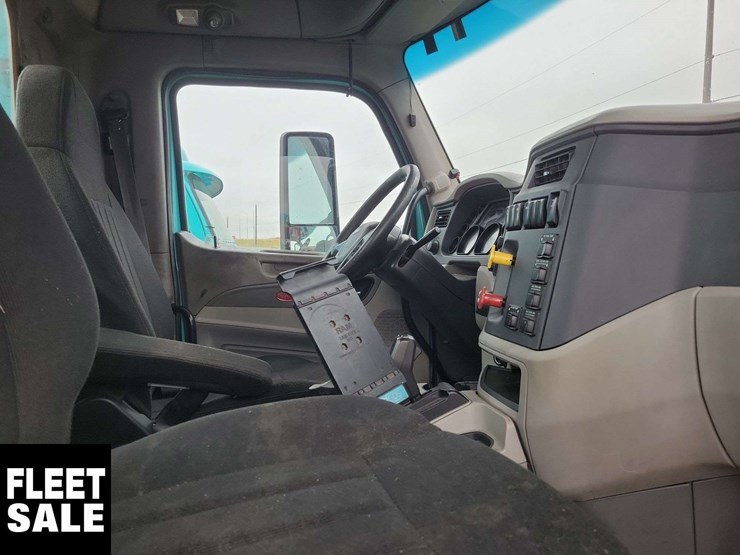 2018-peterbilt-579-image-32