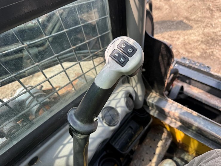new-holland-l220-image-21