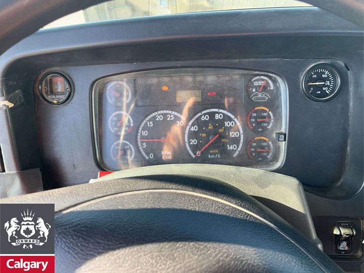 2015-freightliner-m2-106-image-15