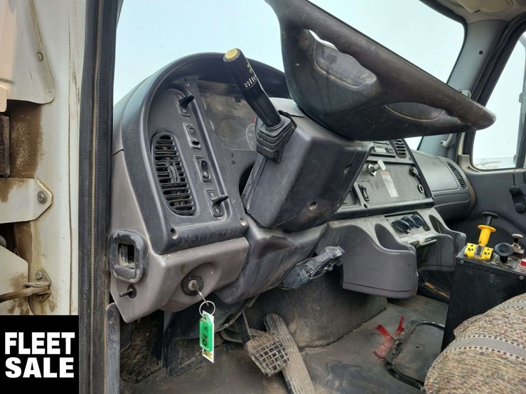 2007-freightliner-m2-106-image-15