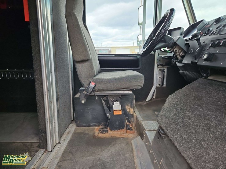 2016-freightliner-mt45-image-16