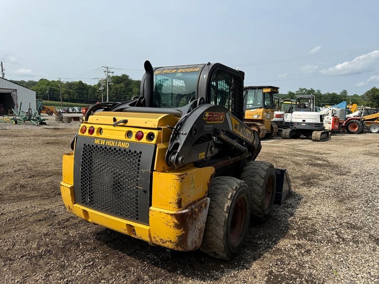 new-holland-l220-image-4