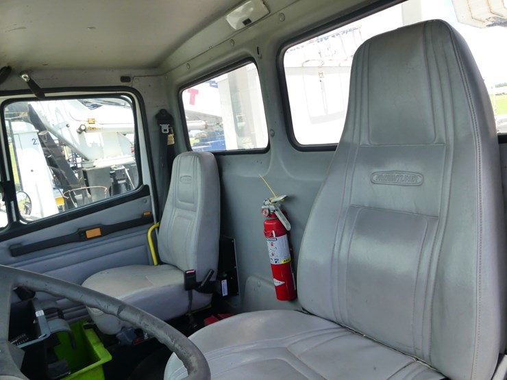 2000-freightliner-fl70-image-13