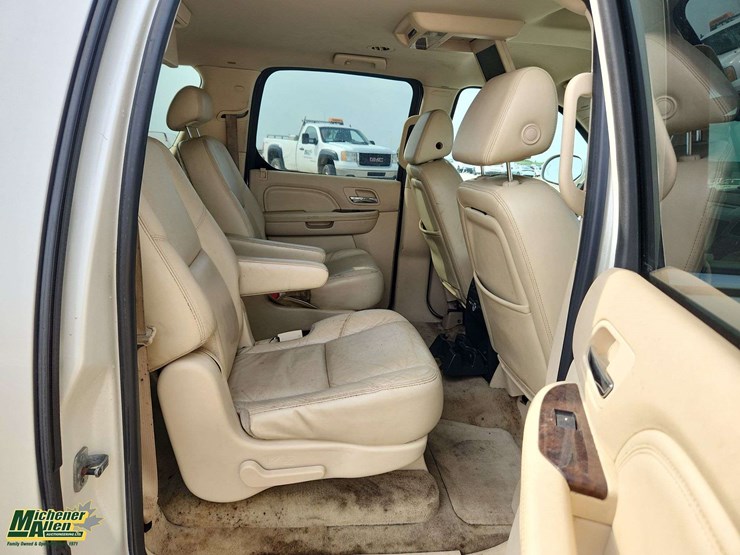cadillac-escalade-esv-image-33