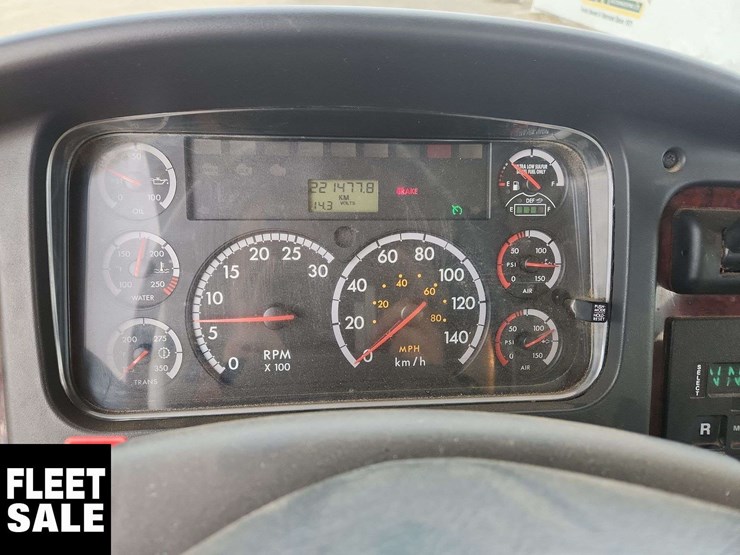 2013-freightliner-m2-106-image-19