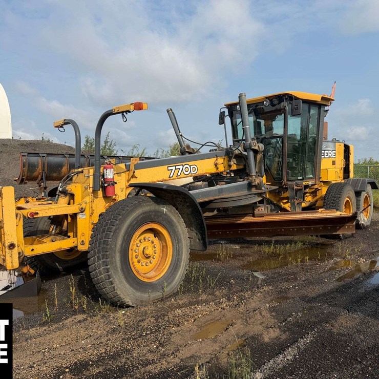 DEERE 770D