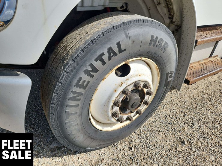 2015-freightliner-m2-106-image-12