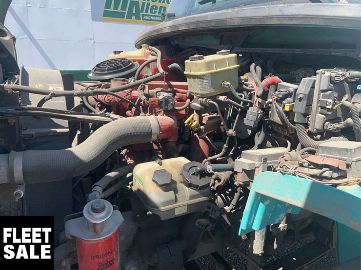 2012-freightliner-m2-106-image-23