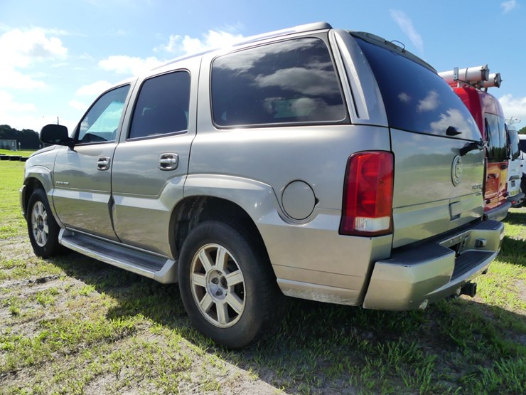 2002-cadillac-escalade-image-4