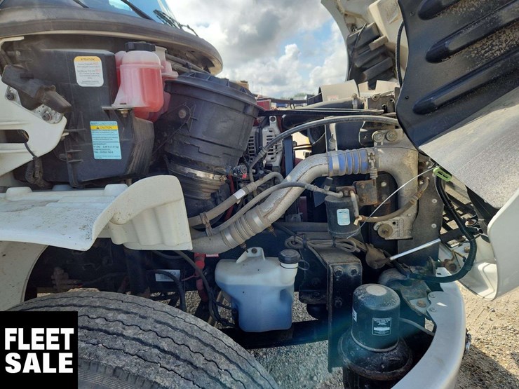 2015-freightliner-m2-106-image-32