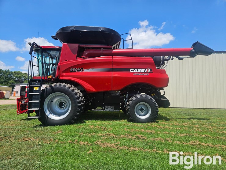 2017-case-ih-8240-image-8