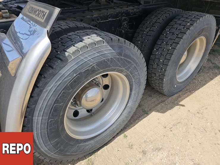 2020-kenworth-w990-image-37