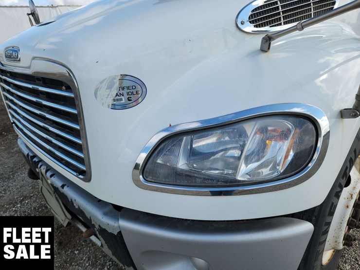 2015-freightliner-m2-106-image-55