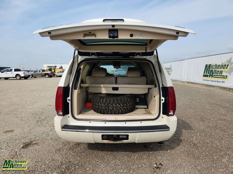 cadillac-escalade-esv-image-27