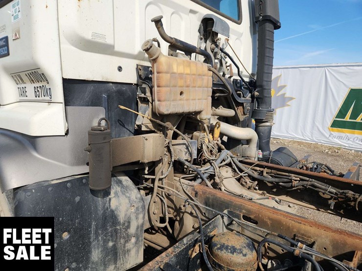 1998-gmc-t7500-image-32