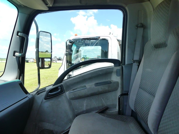 2014-isuzu-npr-image-9
