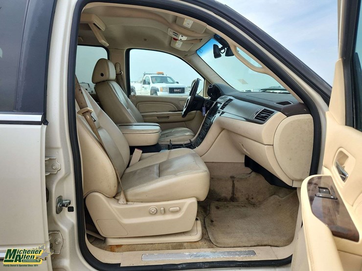 cadillac-escalade-esv-image-34