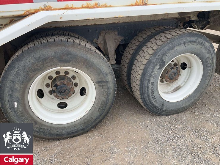 2016-freightliner-m2-106-image-11