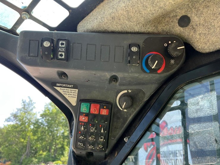 2019-deere-317g-image-18