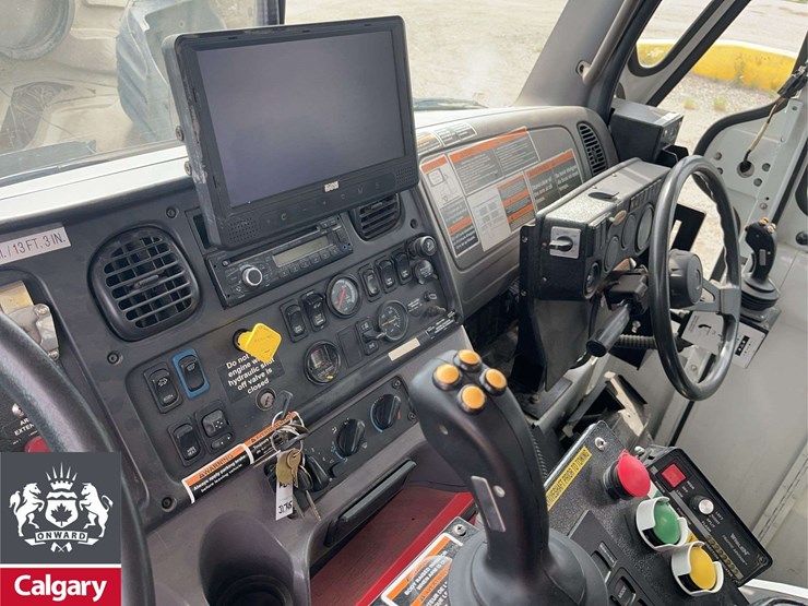 2016-freightliner-m2-106-image-16
