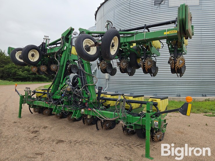 2011-john-deere-maxemerge-xp-3-pt-16r30-stack-fold-planter-image-1