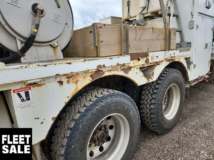2013-freightliner-m2-106-image-41