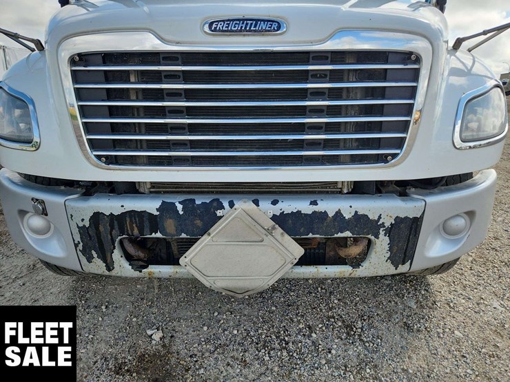 2015-freightliner-m2-106-image-34