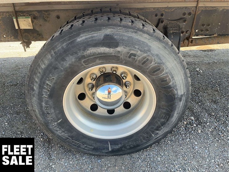2012-freightliner-m2-106-image-12