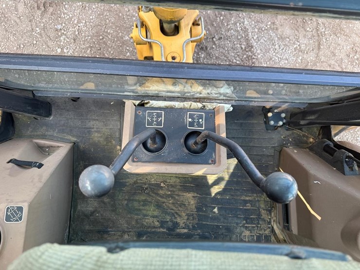 2024-deere-310e-image-30