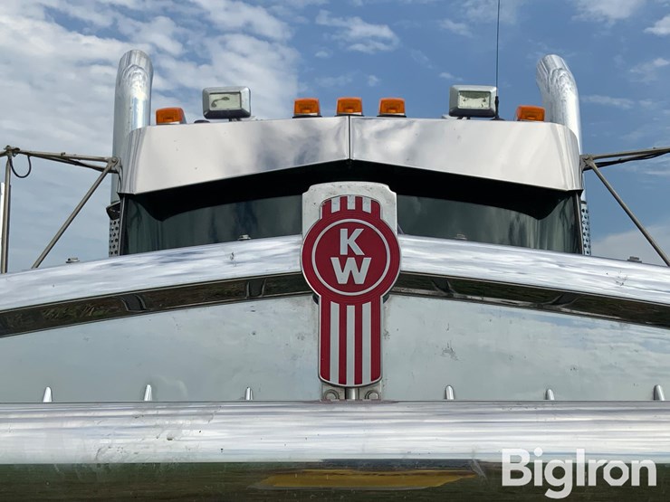 2025-kenworth-w900-image-11