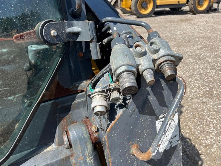 2019-deere-317g-image-12