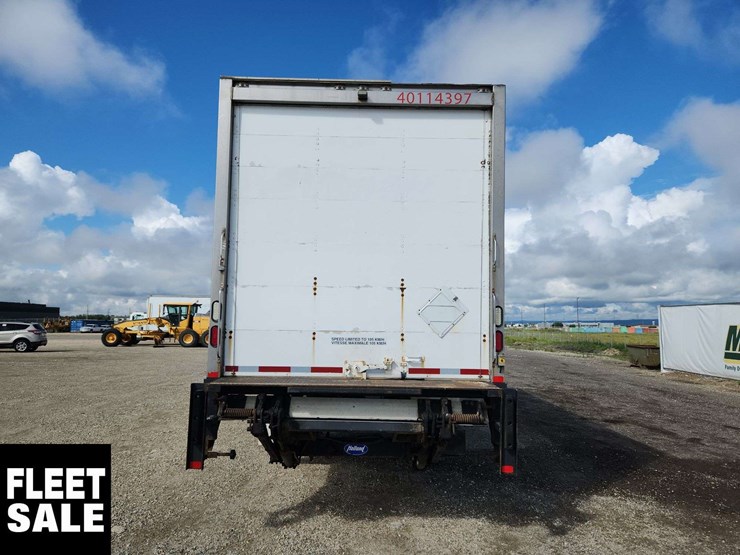 2015-freightliner-m2-106-image-15