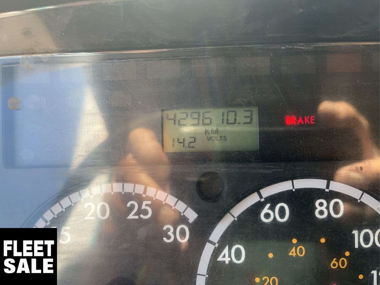 2012-freightliner-m2-106-image-24
